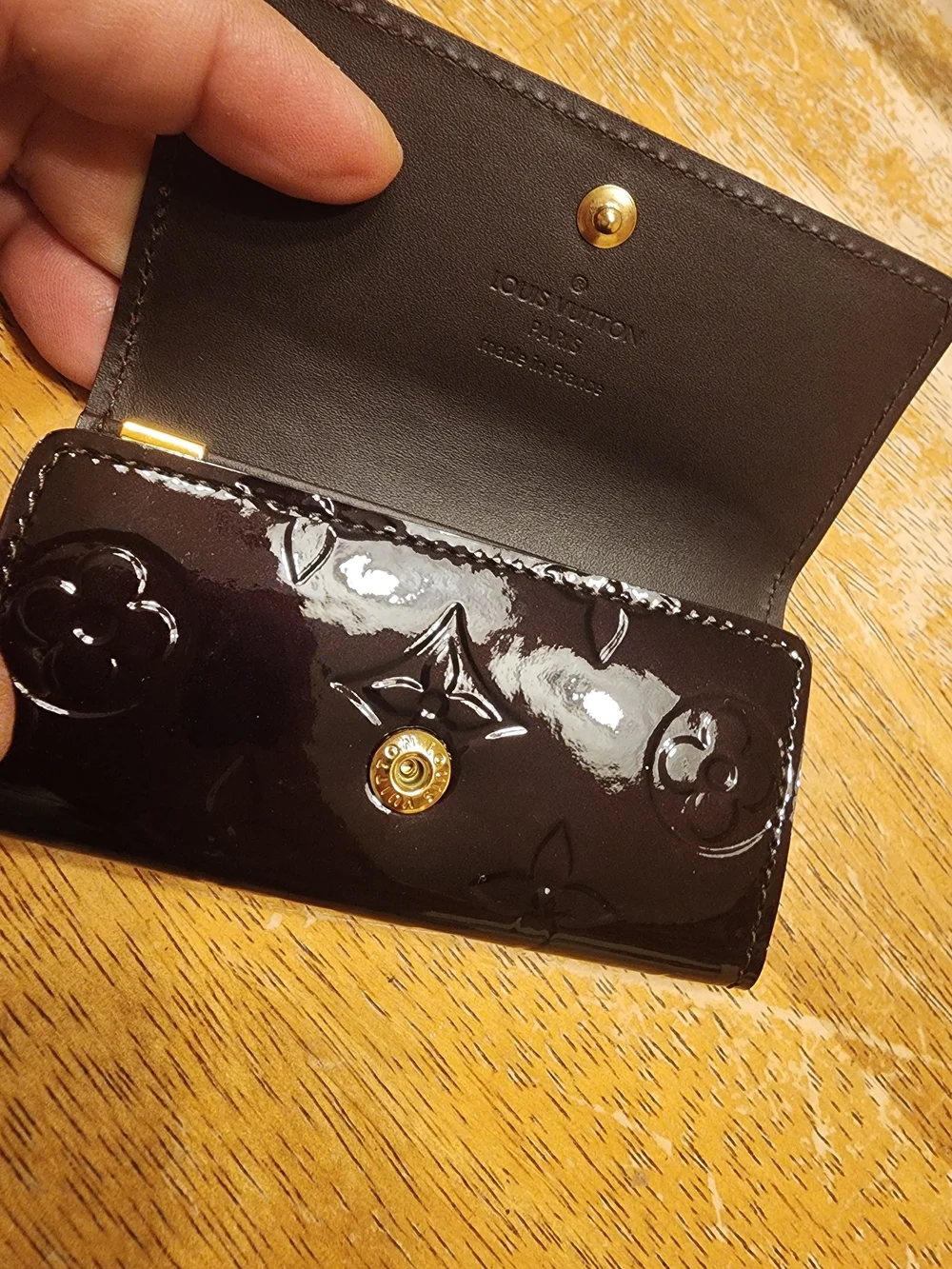 Louis Vuitton Multiclés 4 Key Holder crafted in Monogram Vernis leatherAmarante